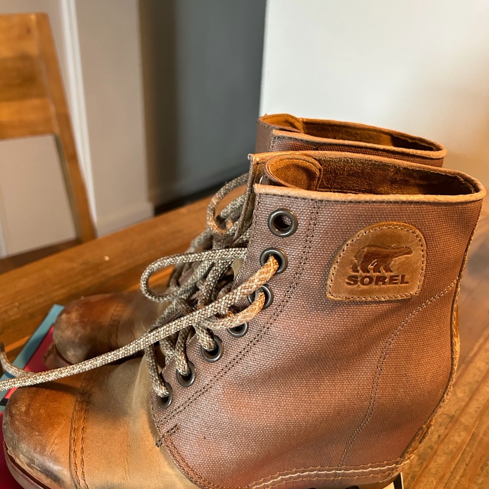Sorel boots size 8, dark tan